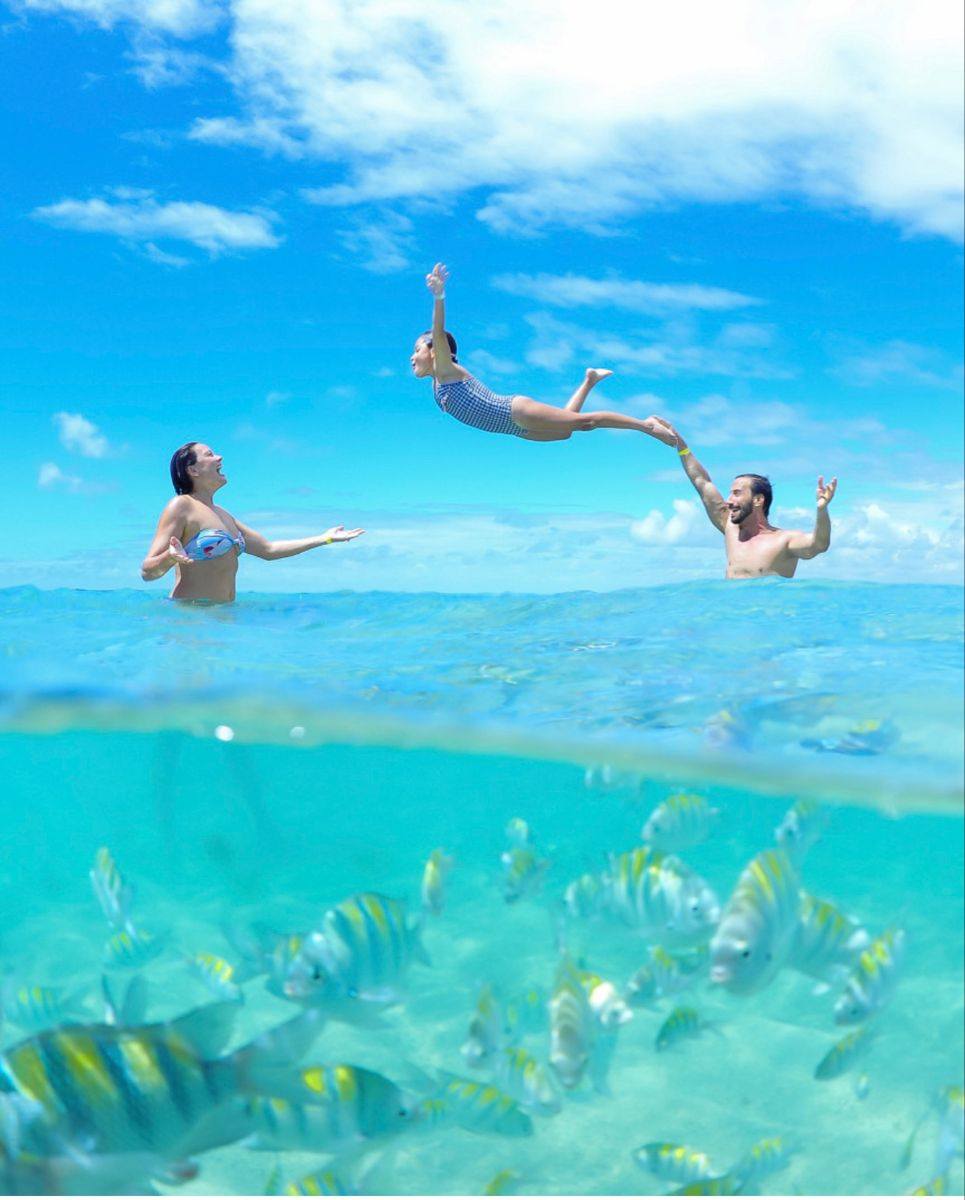 Família nas piscinas
