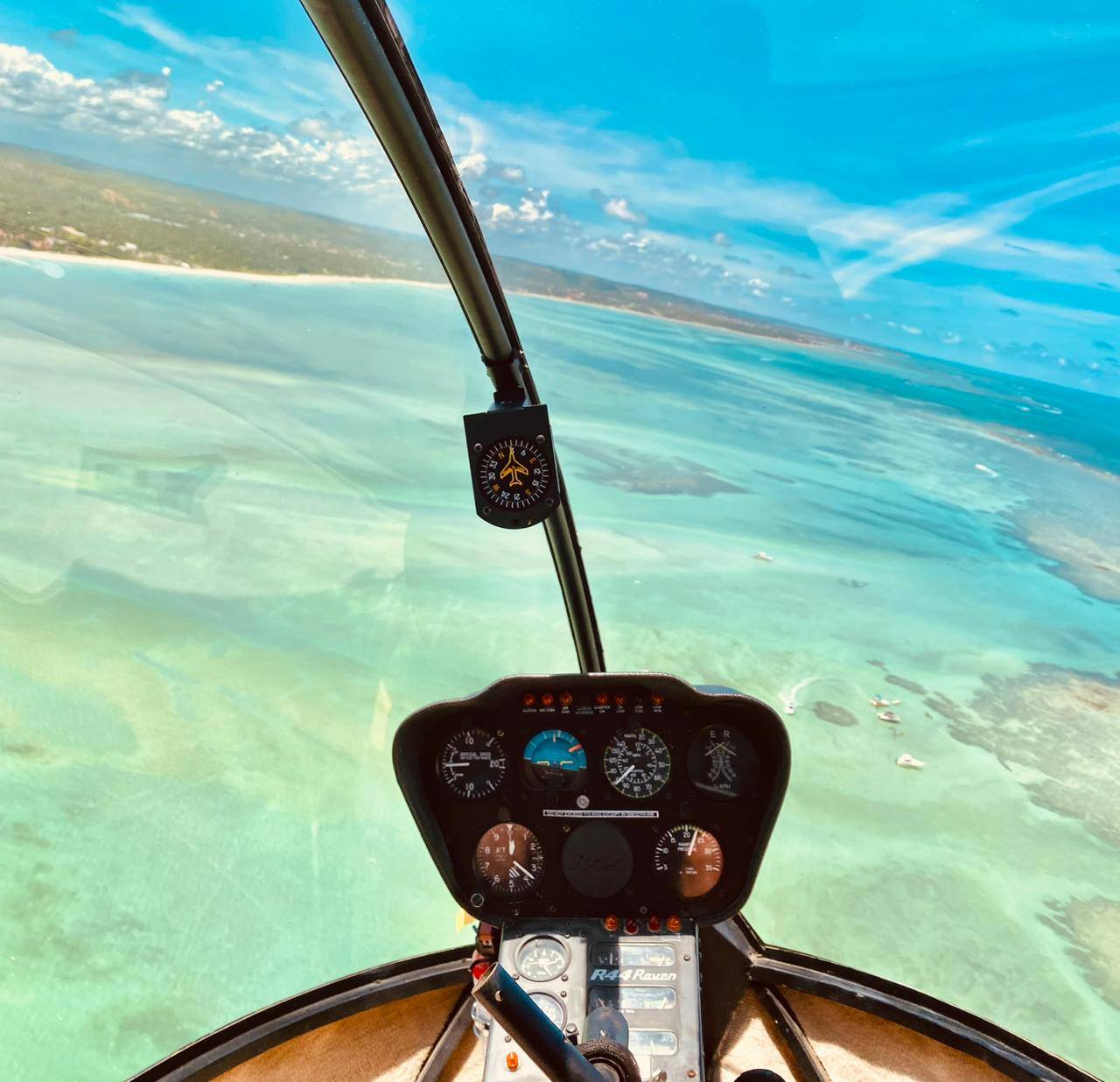 Vista helicóptero cockpit mar