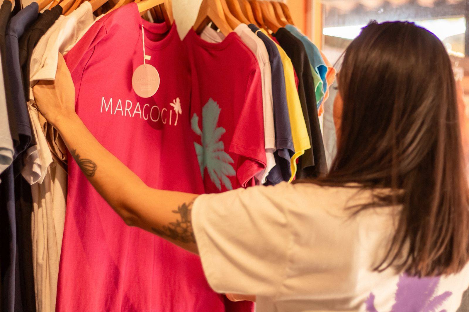 Camisetas na arara